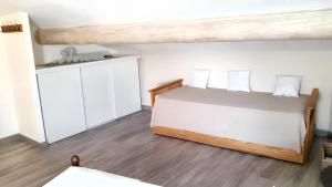 MérindolにあるMaison d'une chambre avec jardin clos et wifi a Merindolの木製の天井が特徴のベッドルーム1室(ベッド1台付)