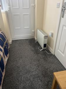 een kamer met een deur en een computer op de vloer bij Self contained room, en-suite with separate lockable front door, located in an exclusive area in Wednesbury