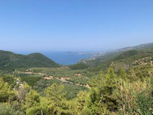 vista sull'oceano da una montagna di Ballas seaview apartment a Perdika