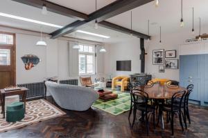 ein Wohnzimmer mit einem Tisch und Stühlen in der Unterkunft Magic Moments - London Bridge - by Frankie Says in London