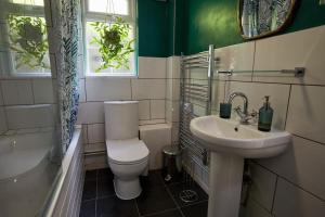 的住宿－Premium Central Stroud Apartment with Parking x2，浴室配有白色卫生间和盥洗盆。