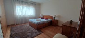 ein Schlafzimmer mit einem Bett mit roten Äpfeln darauf in der Unterkunft Vivenda do Parque Arouca in Arouca