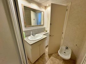 カロンジェにあるVista Marの洗面台とトイレ付きのバスルーム