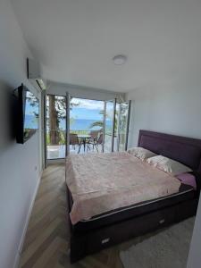 Katil atau katil-katil dalam bilik di Pine forest apartment