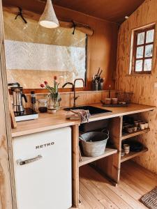 a kitchen with a sink and a counter top at Smûk Tent Huskes in Echtenerbrug