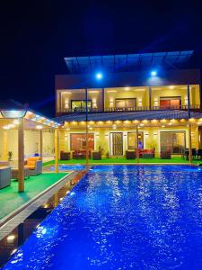 eine Villa mit einem Pool in der Nacht in der Unterkunft Royal eagle in Al Rama