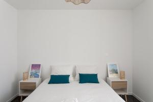 Postel nebo postele na pokoji v ubytování Les pins 201 - Appt à moins dun km de la plage