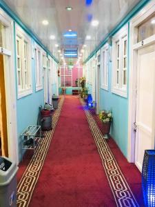 un pasillo de un tren con una alfombra roja en Millat Hotel & Noor Jahan Hotel Kandahar en Kandahār