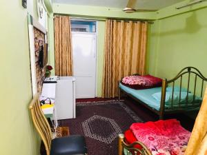 Millat Hotel & Noor Jahan Hotel Kandahar في قندهار: غرفة صغيرة بسريرين ونافذة
