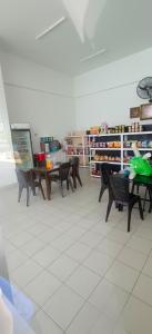 un magasin avec des tables et des chaises dans une pièce dans l'établissement Palmyra Residence Whole Condo, à Kajang