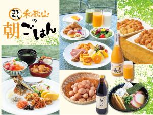 Wakayama Marina City Hotel في واكاياما: مجموعة من صور وجبات الافطار والمشروبات