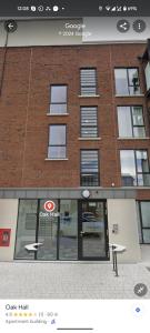 - une vue sur un bâtiment en briques avec un magasin dans l'établissement Entire Penthouse 30 mins to city center via luas, à Dublin