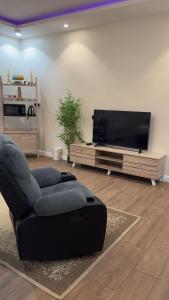 Μια τηλεόραση ή/και κέντρο ψυχαγωγίας στο سما العلا للشقق المفروشة