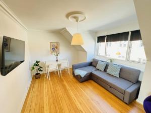 sala de estar con sofá y mesa en aday - 1 bedroom balcony apartment on the pedestrian street in Randers en Randers