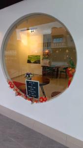 ventana redonda con mesa en una habitación en MUSANG ONG HOTEL, en Cameron Highlands