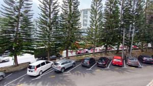 een groep auto's geparkeerd op een parkeerplaats bij MUSANG ONG HOTEL in Cameron Highlands