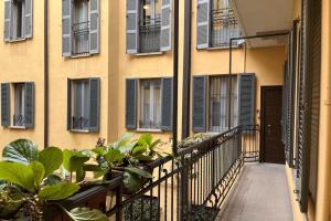ミラノにあるYouhosty - Ticinese Suite 1の建物内のバルコニー(黒いシャッター付)