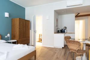 ミラノにあるYouhosty - Ticinese Suite 1のベッドとテーブルと椅子のある寝室