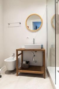 ミラノにあるYouhosty - Ticinese Suite 1の洗面台と鏡のあるバスルーム +20枚の写真