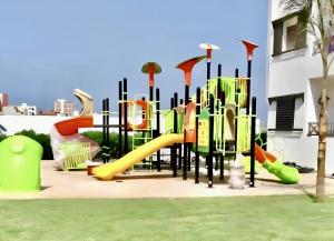 Appartement Urbaine, refuge et Cosy في Oued Laou: ملعب مع زحليقة في حديقة