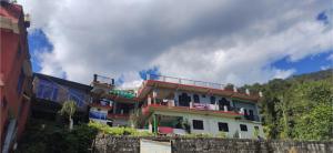 een gebouw aan de zijkant van een heuvel bij Goroomgo Mount Kailash Homestay - Natural Landscape & Mountain View in Munsyari