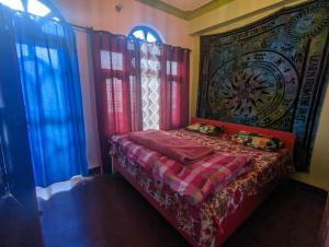 una camera con un letto in una stanza con finestre di Goroomgo Mount Kailash Homestay - Natural Landscape & Mountain View a Munsyari