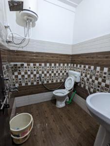 een badkamer met een toilet en een wastafel bij Goroomgo Mount Kailash Homestay - Natural Landscape & Mountain View in Munsyari