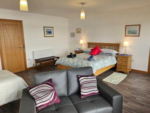 una camera da letto con divano e letto con un orsacchiotto di VitaVer, B&B, STL-OR00012F a Orkney