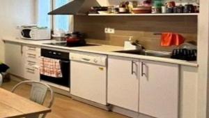 uma cozinha com um lavatório e um fogão em Apartamento Agost Illes Balears em Cidade de Ibiza
