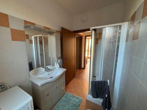 uma casa de banho com um lavatório e um chuveiro em Casa al Poggio em Castana