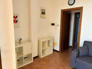 uma sala de estar com um sofá e um relógio na parede em Casa al Poggio em Castana