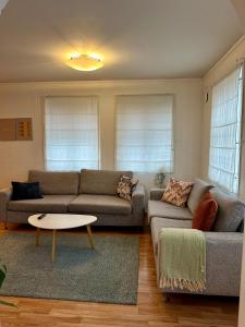 uma sala de estar com dois sofás e uma mesa de centro em Enjoy Entire Condo near Stavanger airport em Sola