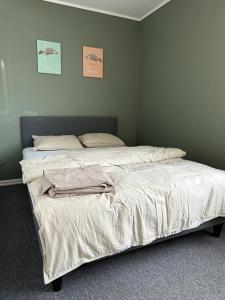索拉的住宿－Enjoy Entire Condo near Stavanger airport，一间卧室配有带毛巾的床