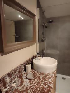 La salle de bains est pourvue d'un lavabo et d'un miroir. dans l'établissement La croisée des champs, gîte entre Durbuy et La Roche en Ardenne, à Érezée