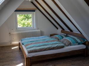 um quarto com 2 camas e uma janela em Schwarzwald Chalet - Karlshütte em Gütenbach