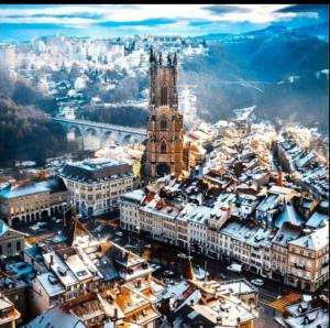 Nespecifikovaný výhled na destinaci Fribourg nebo výhled na město při pohledu z apartmánu