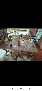 una mesa de madera y sillas en un patio en Coqueto apartamento en urbanización piscina y golf, en Cirueña