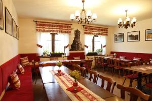 カールスボリにあるApartmánový Dům Pasťákのテーブルと椅子が備わるレストラン