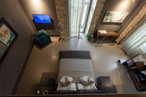 an overhead view of a room with a bed and a desk at ArtStudio6 Dimora Artistica in Campobasso