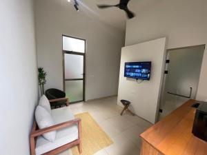 een woonkamer met een bank en een flatscreen-tv bij Château NaNa Willine in Accra