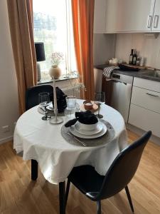 - une table à manger avec un chiffon blanc dans l'établissement Modern and Chic Lindholmen Central Apartment, à Göteborg