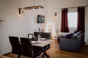 ein Wohnzimmer mit einem Tisch und einem Sofa in der Unterkunft Rheinwald in Weisweil