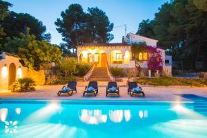 Villa con piscina frente a una casa en Villa California by Abahana Villas en Benissa