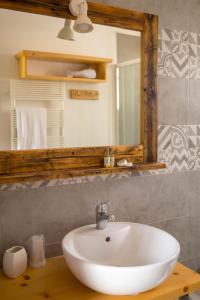 bagno con lavandino bianco e specchio di Agriturismo tenuta Margherita a Torre Lapillo