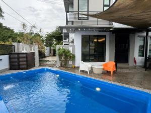 une piscine bleue en face d'une maison dans l'établissement Corner New Private Pool Villa Near Sunway up to 30 pax, à Subang Jaya