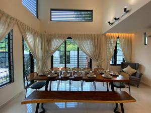 - une salle à manger avec une table et des chaises dans l'établissement Corner New Private Pool Villa Near Sunway up to 30 pax, à Subang Jaya
