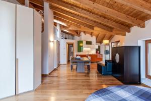 ein großes Wohnzimmer mit Holzdecke in der Unterkunft Casa Lidia Luxury apt 8 in Varda