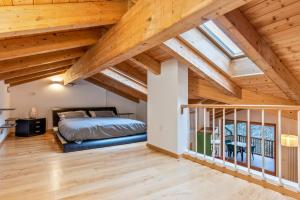 Schlafzimmer mit einem Bett und Holzdecken in der Unterkunft Casa Lidia Luxury apt 8 in Varda