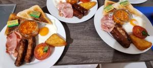 dos platos de desayuno en una mesa en The Wight House B&B, en Ryde