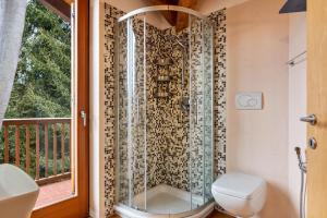 ein Bad mit Dusche, WC und Fenster in der Unterkunft Casa Lidia Luxury apt 8 in Varda